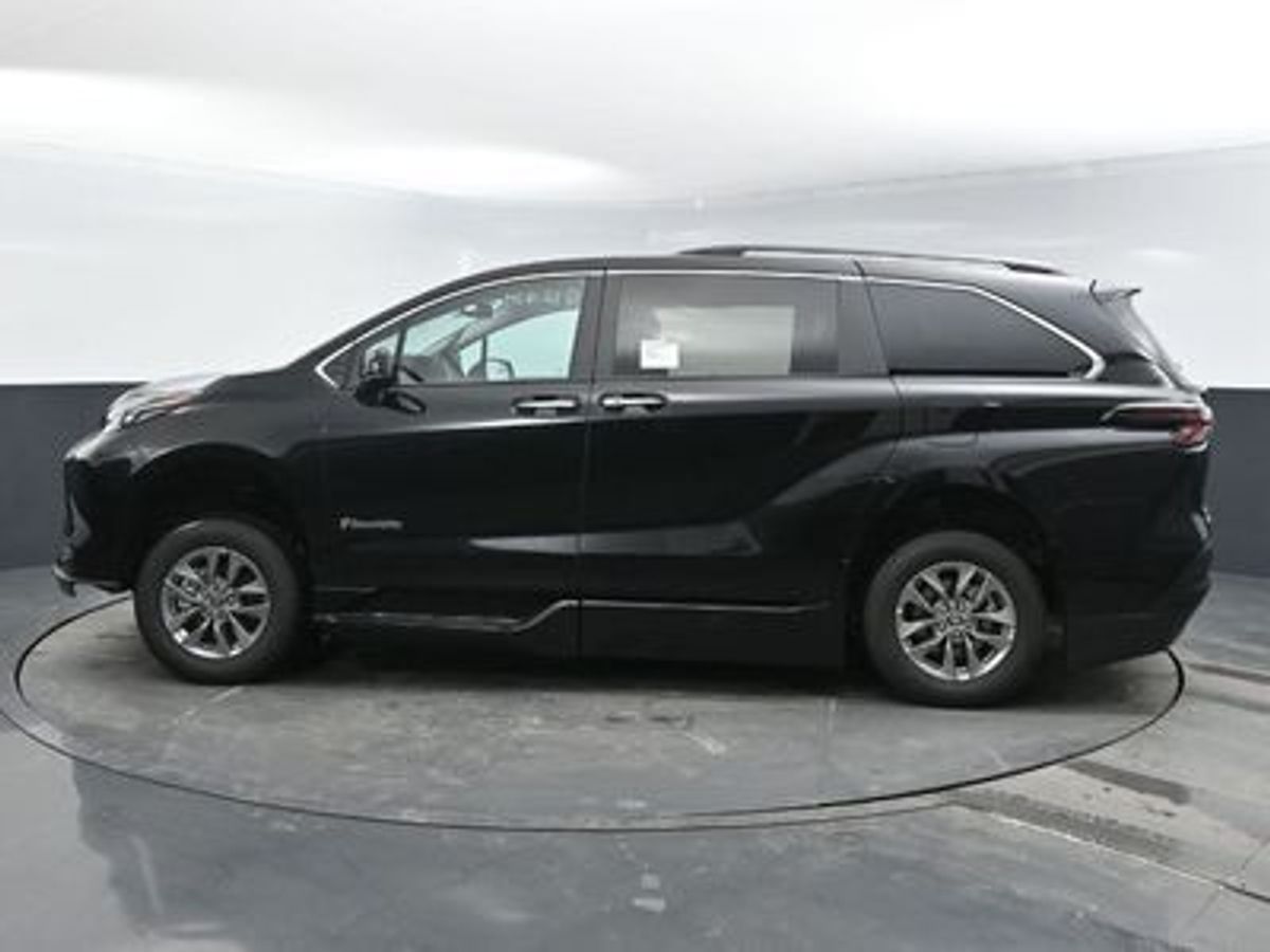 Black Toyota Sienna image number 9
