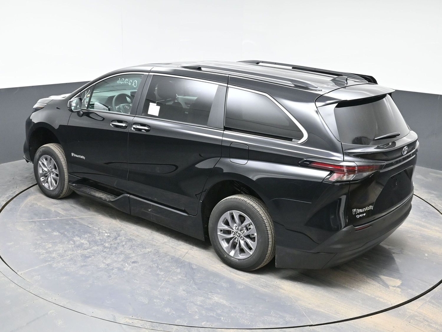 Black Toyota Sienna image number 23