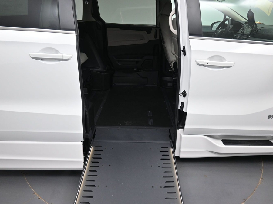 White Honda Odyssey image number 21