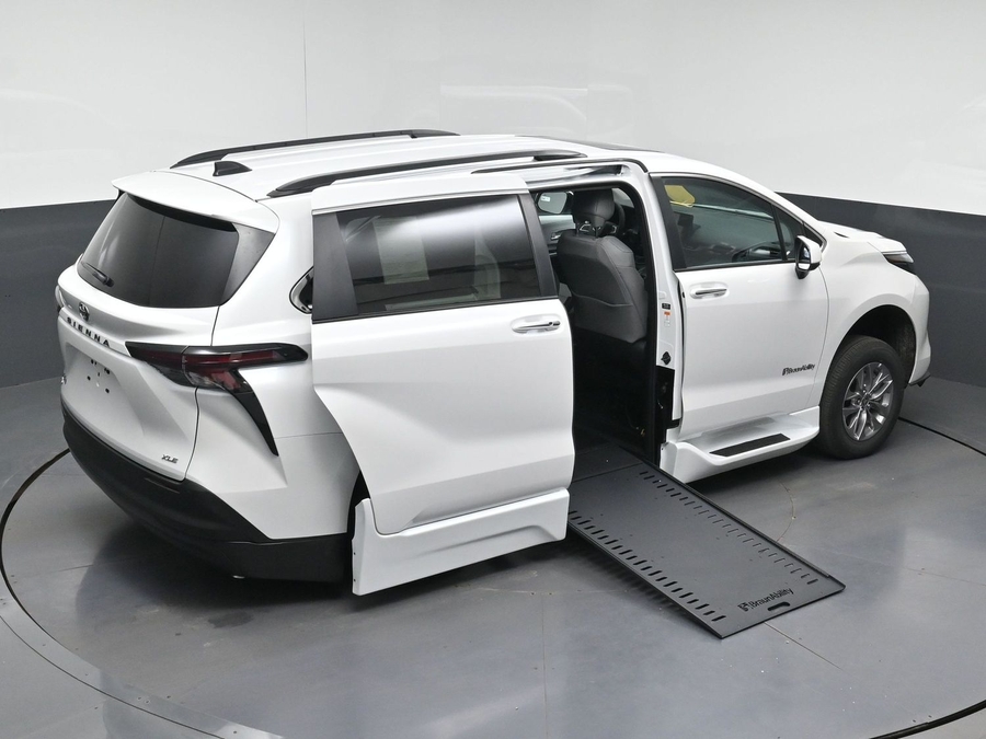 White Toyota Sienna image number 24