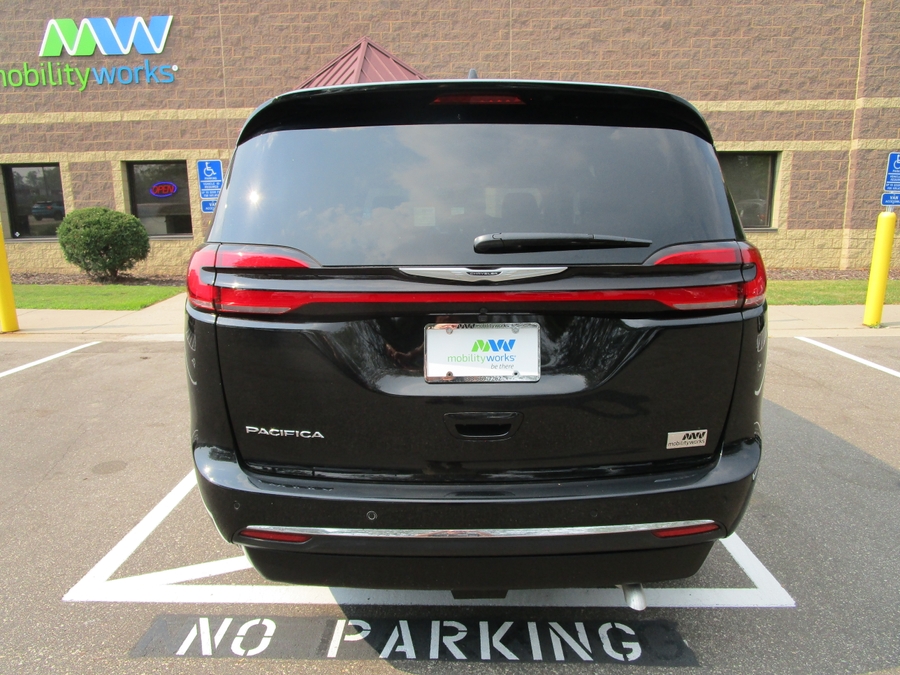Black Chrysler Pacifica image number 4