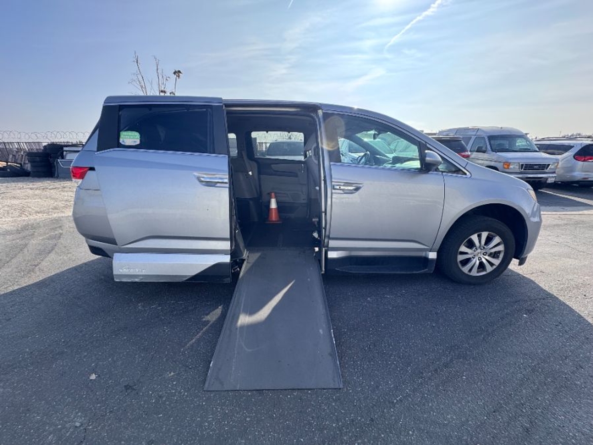 2017 HONDA ODYSSEY - Image 1