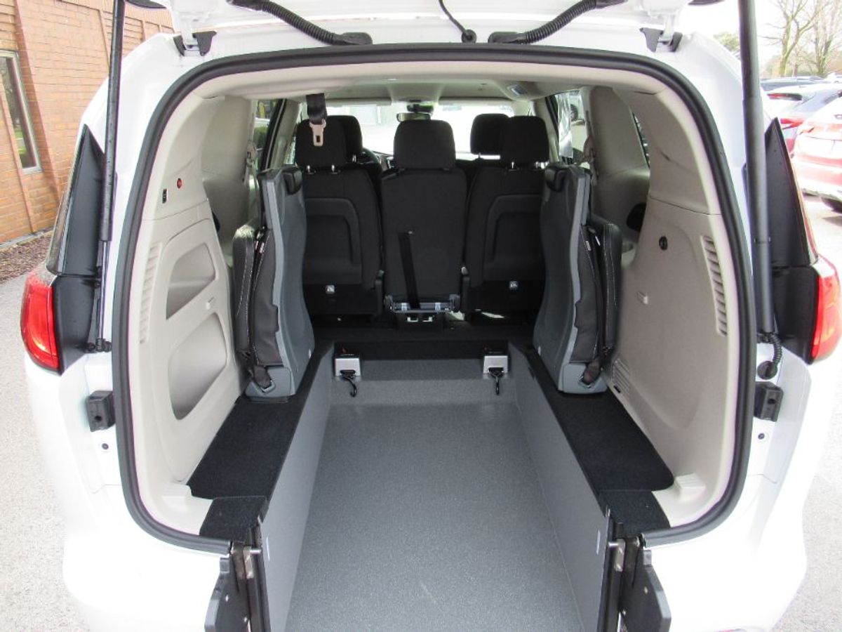 2024 CHRYSLER VOYAGER - Image 13