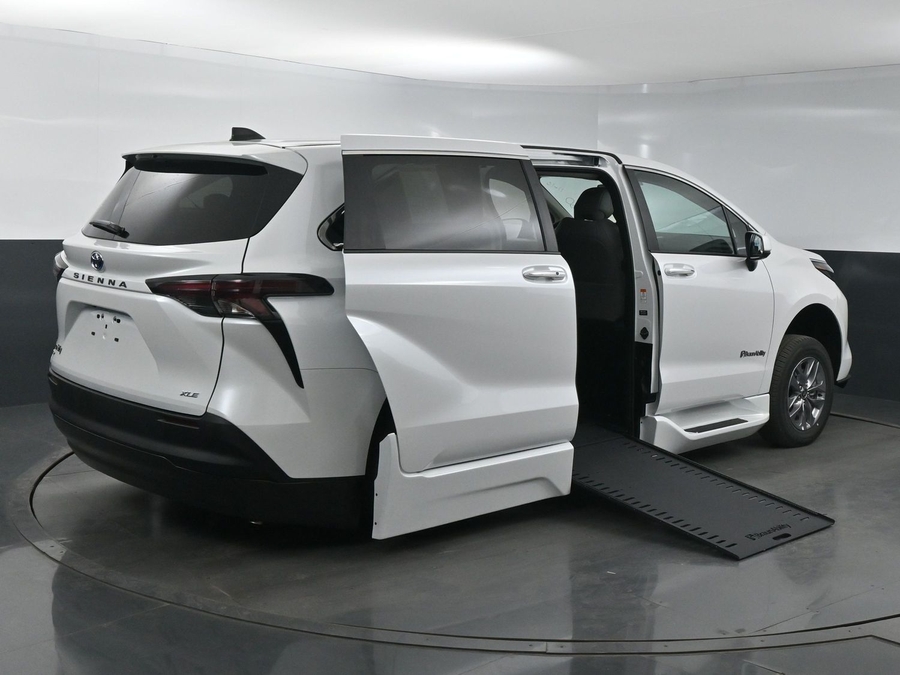 New 2025 Toyota Sienna Hybrid XLE Base - BraunAbility Side Entry Entry In Floor Automatic Ramp