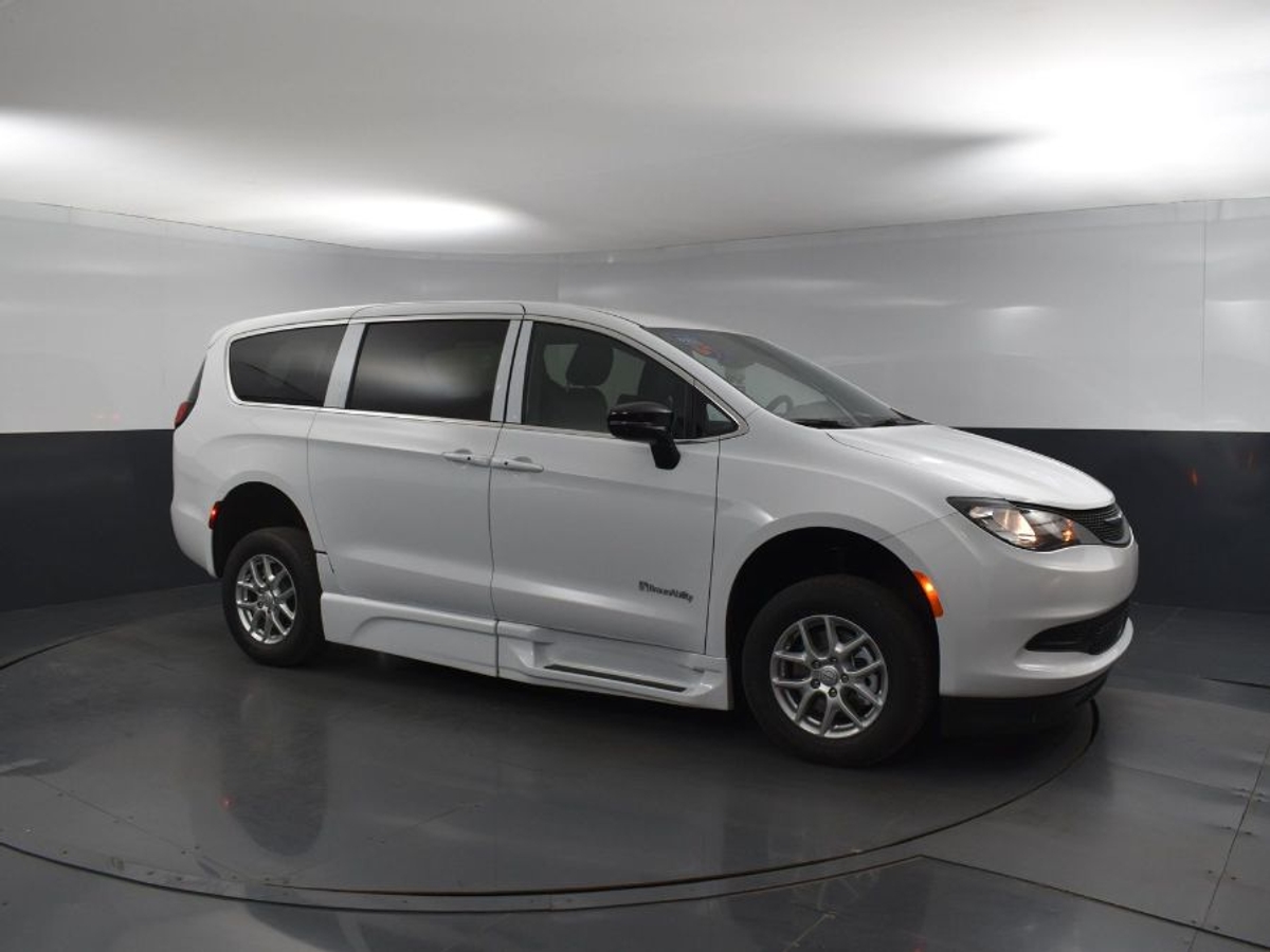 White Chrysler Voyager image number 16