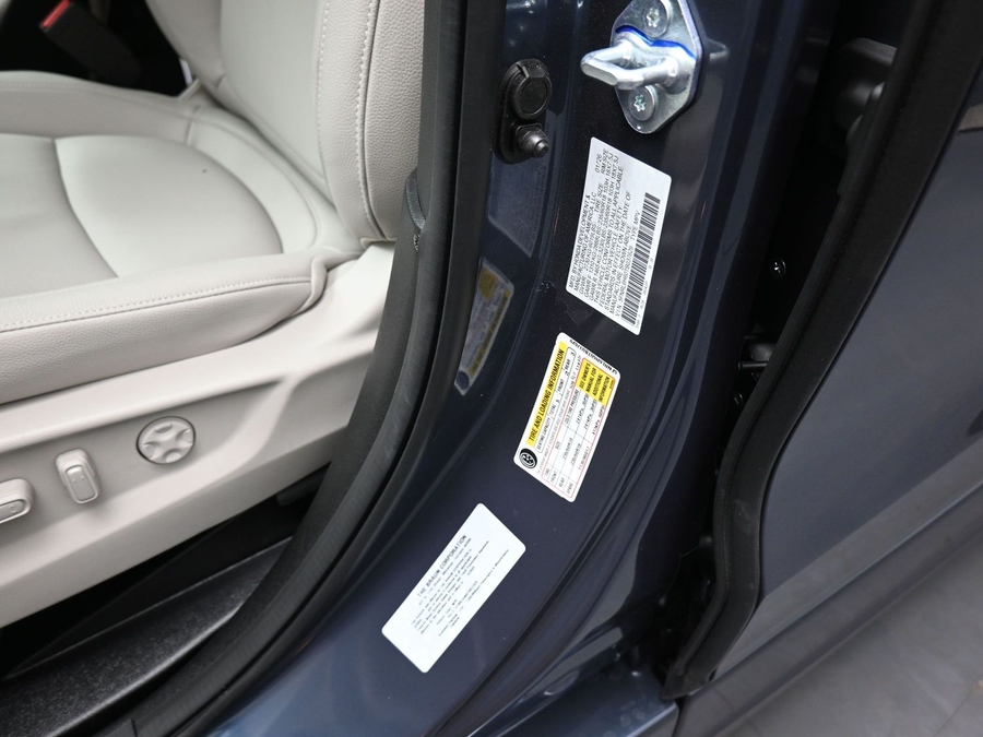 Blue Honda Odyssey image number 13