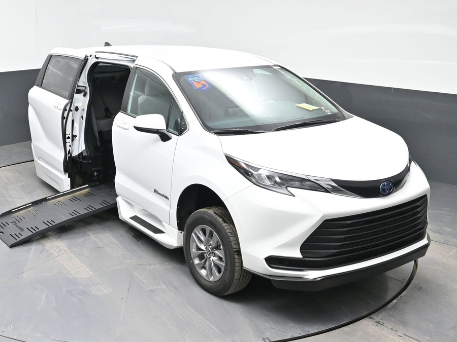New 2025 Toyota Sienna Hybrid LE - BraunAbility Side Entry Entry Fold Out Automatic Ramp