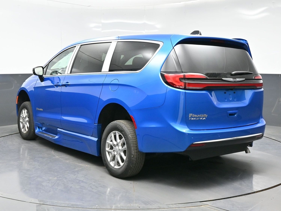 Blue Chrysler Pacifica image number 4
