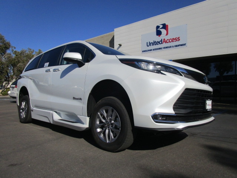 Used 2022 Toyota Sienna Hybrid XLE Base - BraunAbility Side Entry Entry Fold Out Automatic Ramp