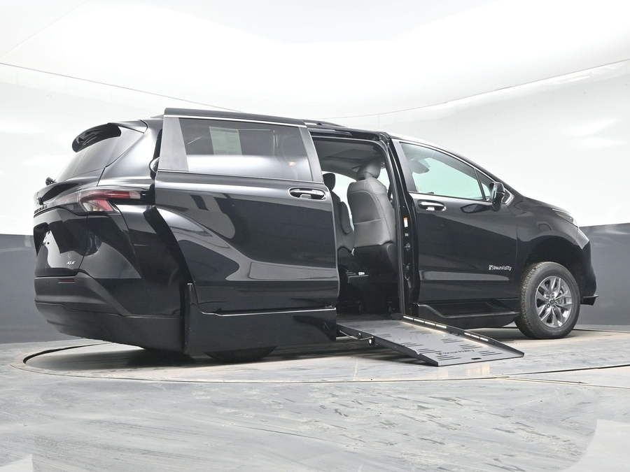 Black Toyota Sienna image number 21