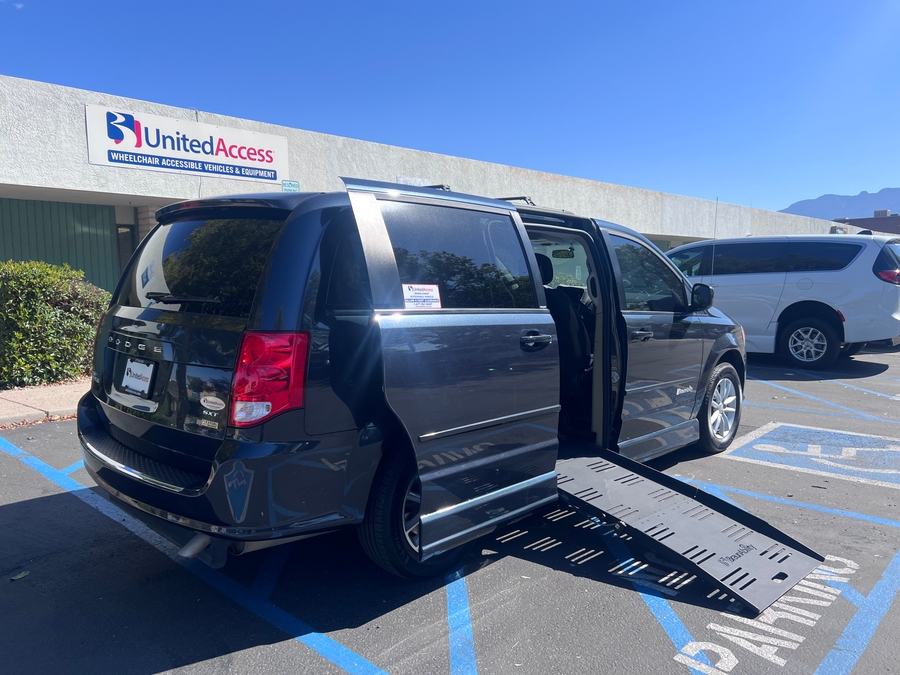 Used 2014 Dodge Grand Caravan SXT - BraunAbility Side Entry Fold Out Automatic Ramp