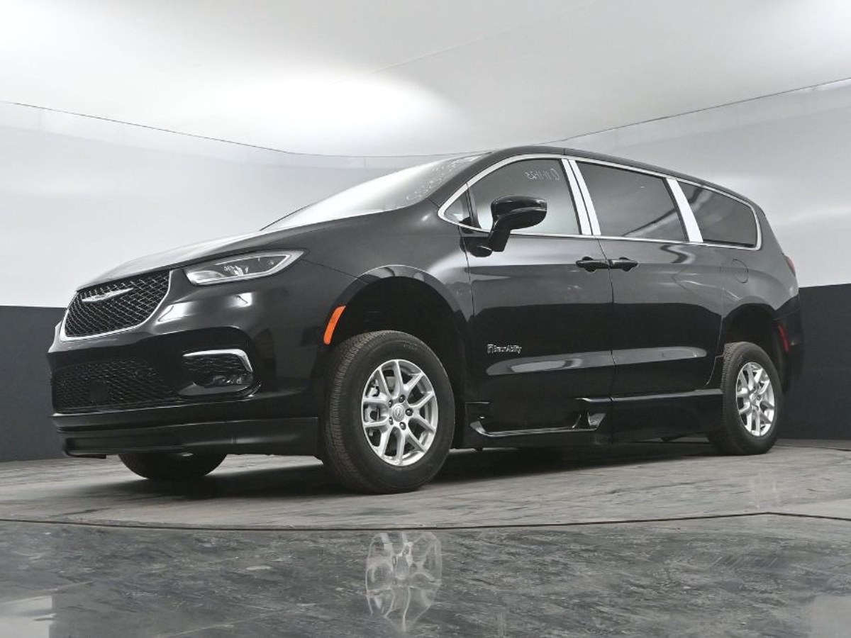Black Chrysler Pacifica image number 19