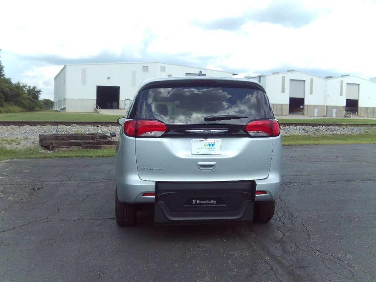 Silver Chrysler Voyager image number 20