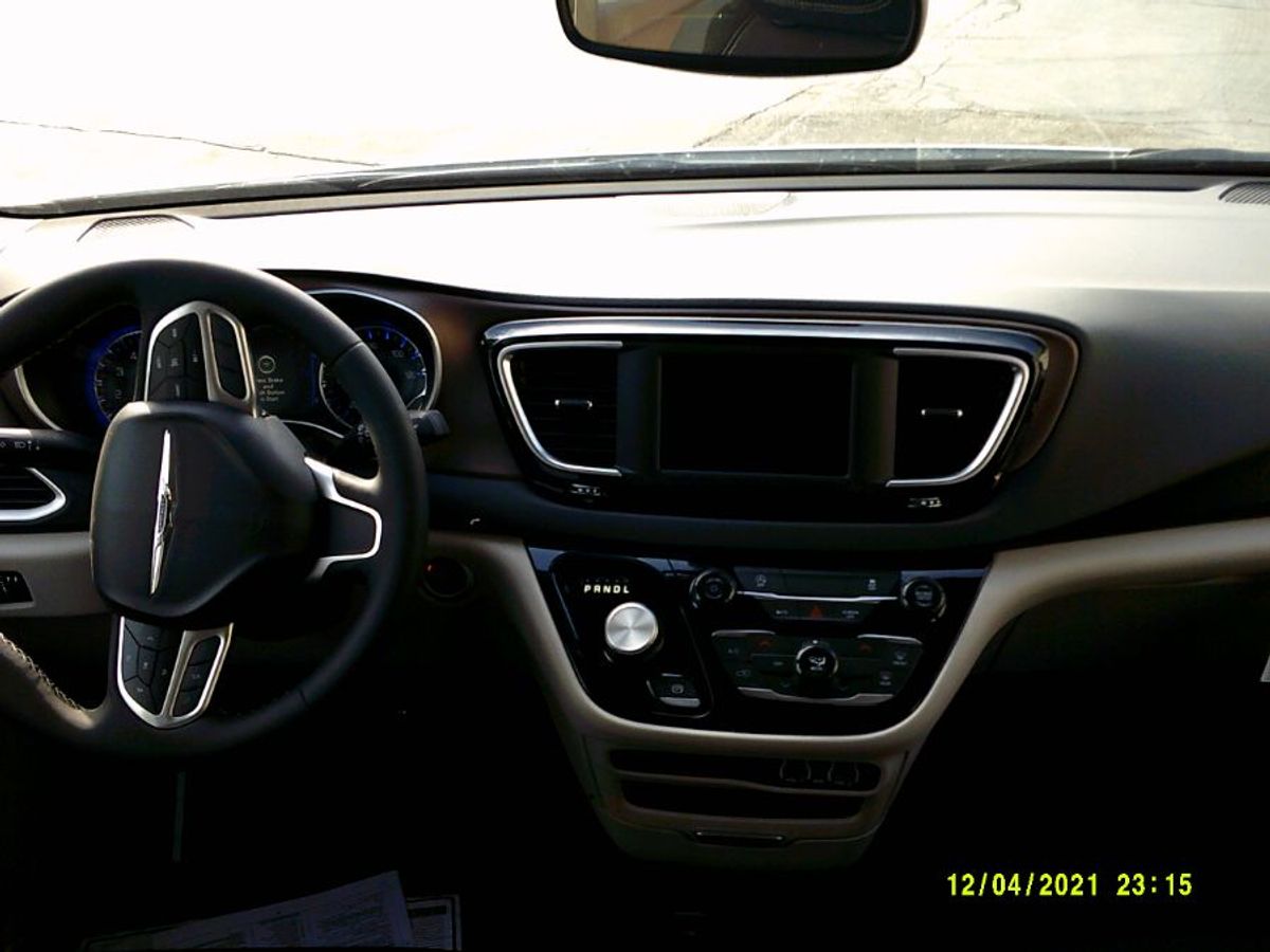 White Chrysler Voyager image number 7