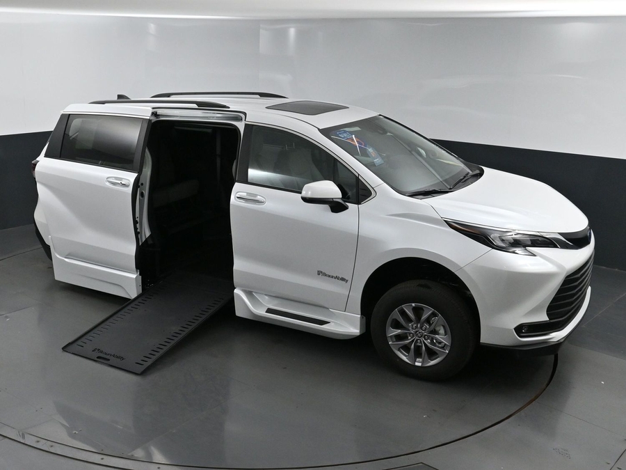 New 2025 Toyota Sienna Hybrid XLE Plus - BraunAbility Side Entry Entry In Floor Automatic Ramp