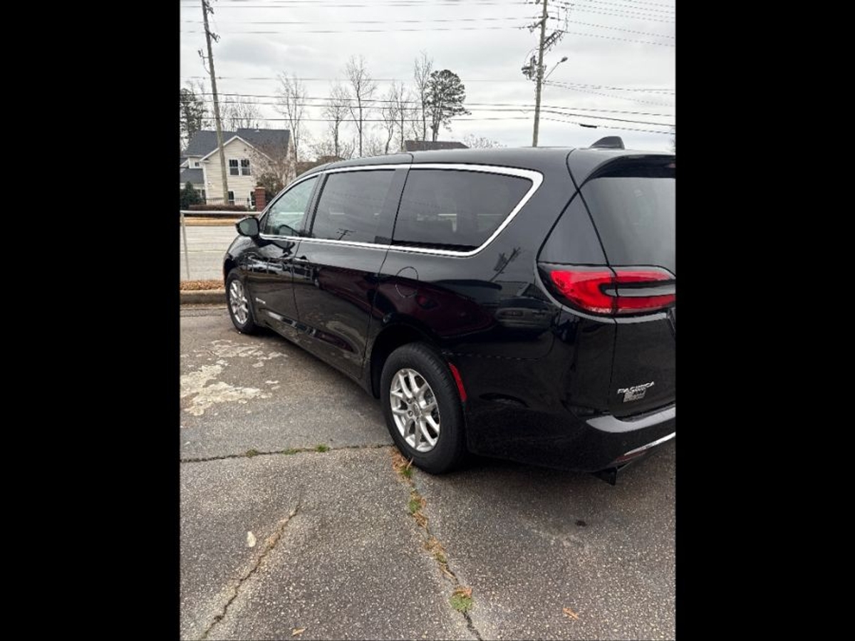 Black Chrysler Pacifica image number 18
