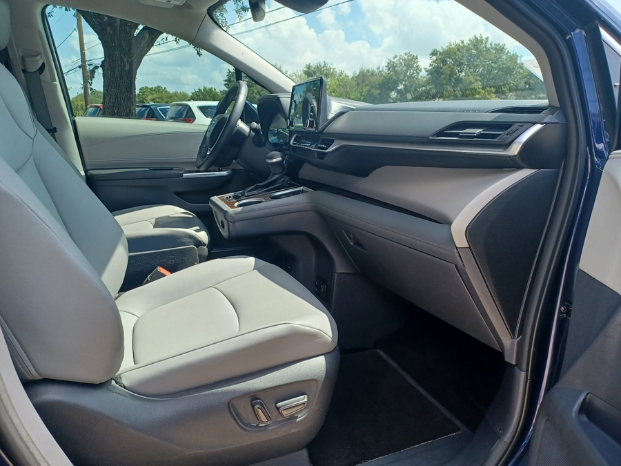 Blue Toyota Sienna image number 16