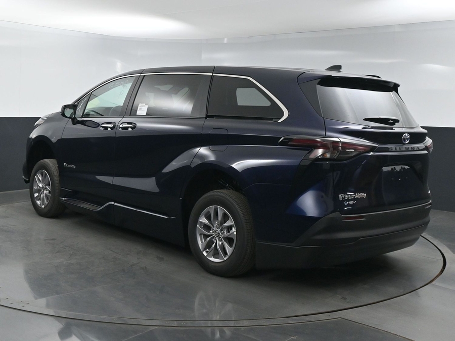 New 2025 Toyota Sienna Hybrid XLE Base - BraunAbility Side Entry Entry In Floor Automatic Ramp