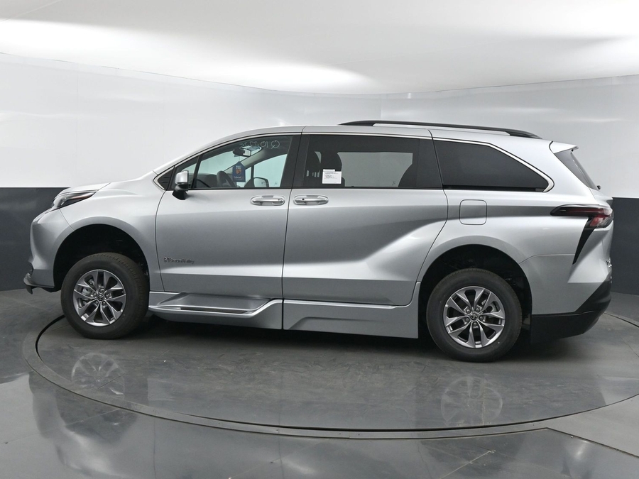 New 2025 Toyota Sienna Hybrid XLE Plus - BraunAbility Side Entry Entry Fold Out Automatic Ramp