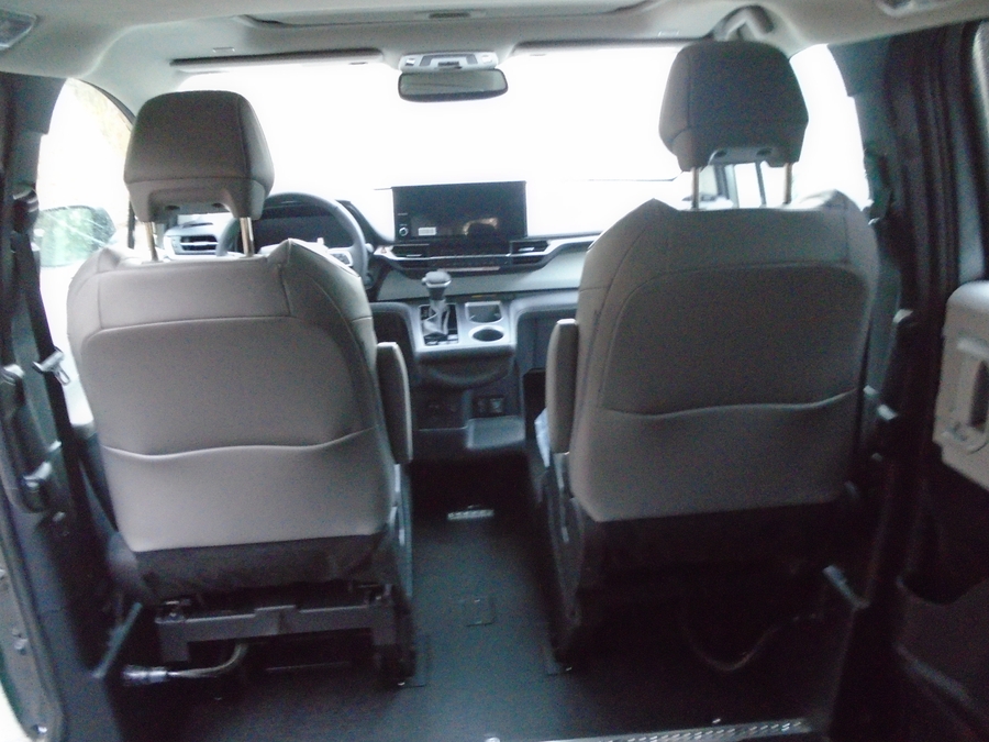 Grey Toyota Sienna image number 5
