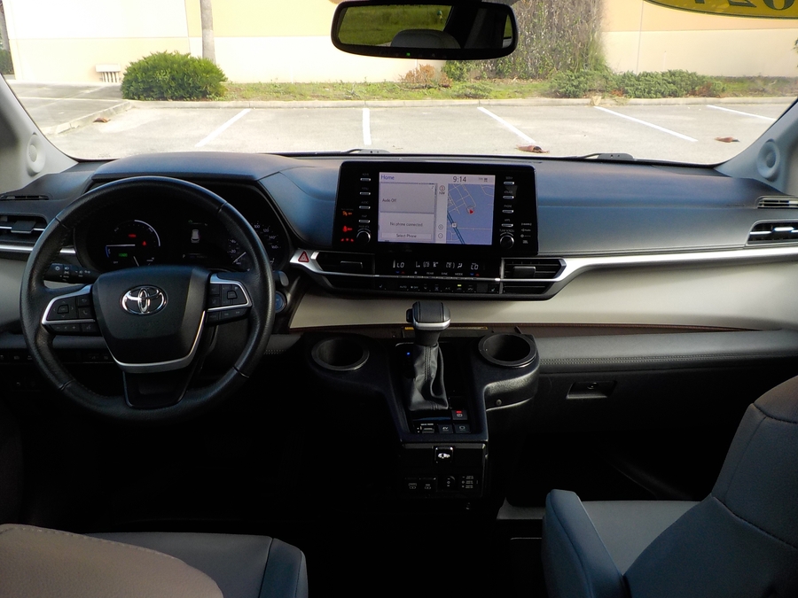 Black Toyota Sienna image number 32