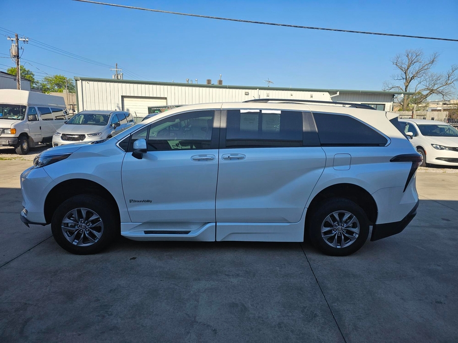 White Toyota Sienna image number 7