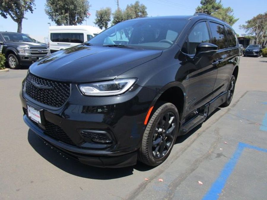 Used 2023 Chrysler Pacifica Touring L - BraunAbility Side Entry Entry Fold Out Automatic Ramp