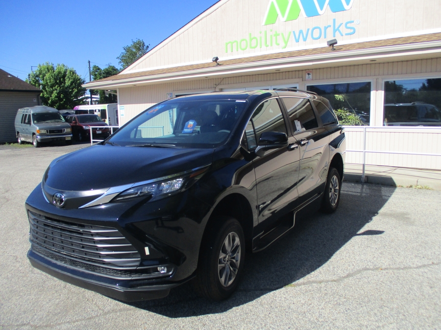 Black Toyota Sienna image number 1
