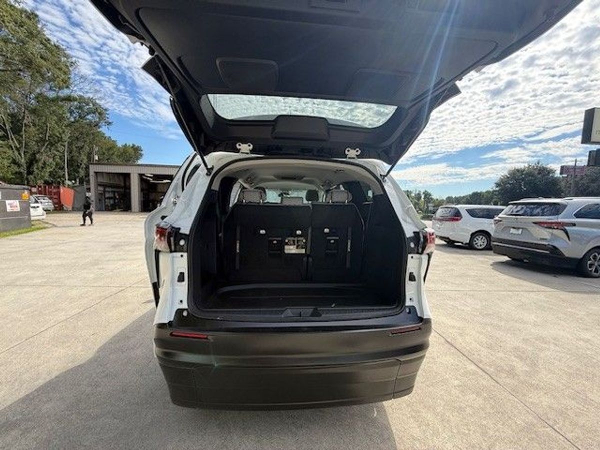 White Toyota Sienna image number 8