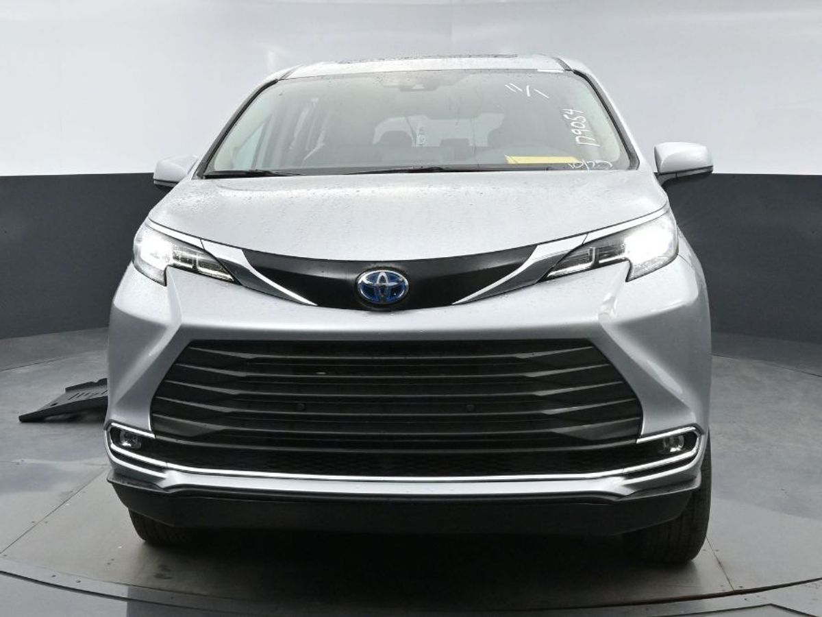 Silver Toyota Sienna image number 14