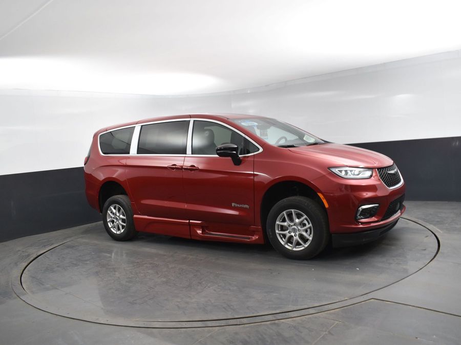 New 2025 Chrysler Pacifica Select Safety - BraunAbility Side Entry Entry Fold Out Automatic Ramp