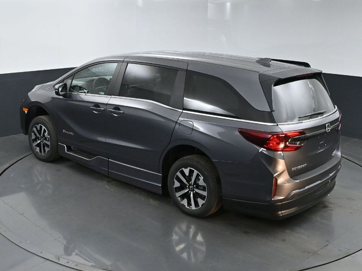 Grey Honda Odyssey image number 24