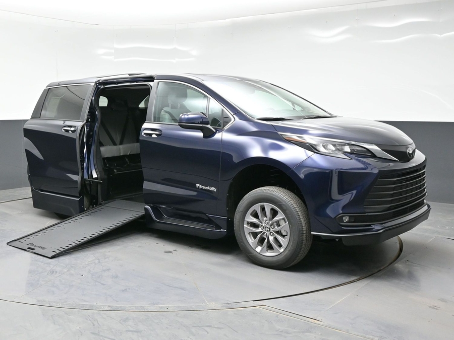 New 2026 Toyota Sienna Hybrid XLE Add - BraunAbility Side Entry Entry In Floor Automatic Ramp