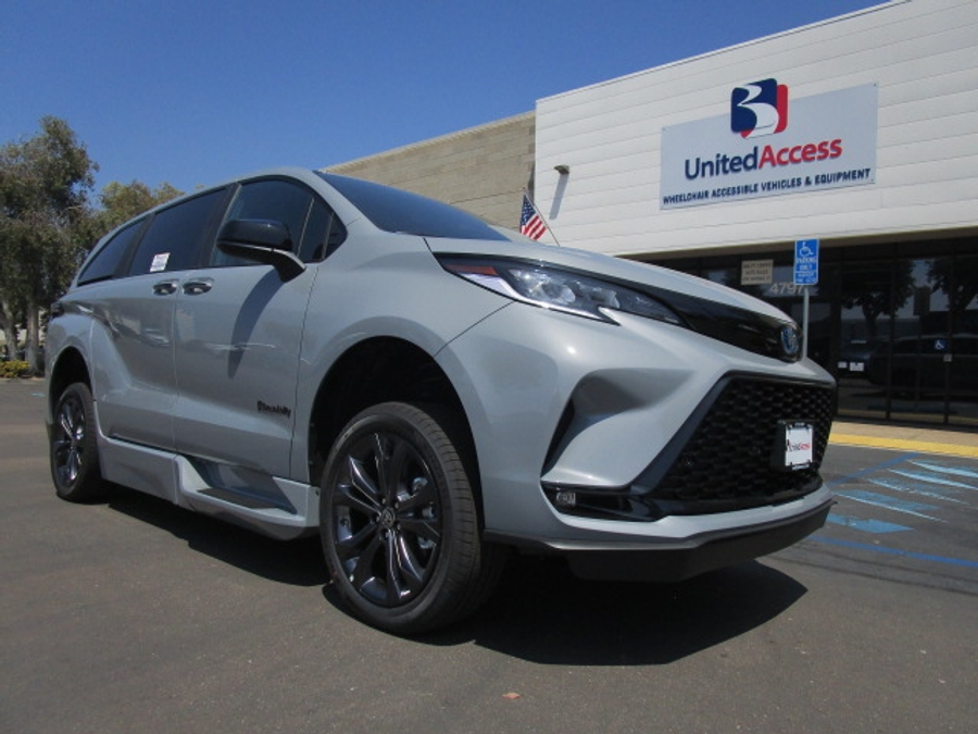 New 2026 Toyota Sienna Hybrid XSE Sport - BraunAbility Side Entry Entry Fold Out Automatic Ramp