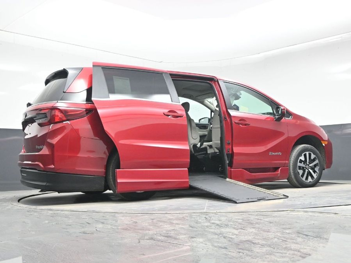 Red Honda Odyssey image number 7