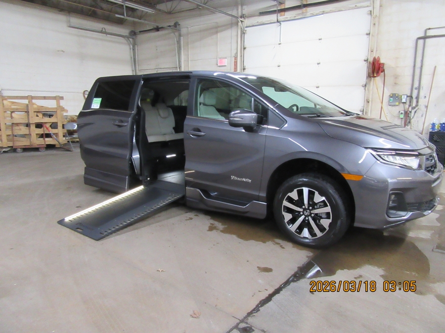 Grey Honda Odyssey image number 41