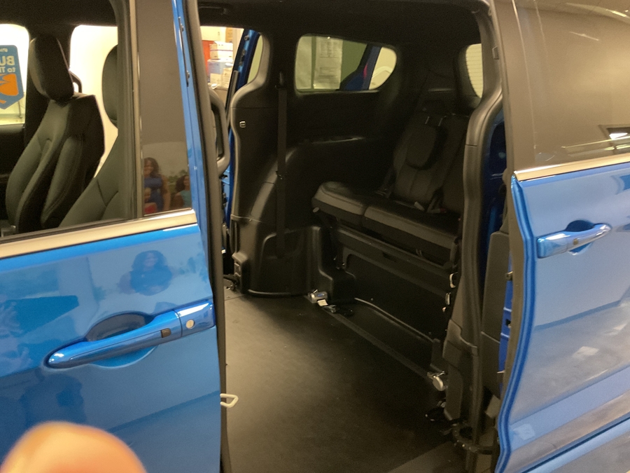Blue Chrysler Pacifica image number 5