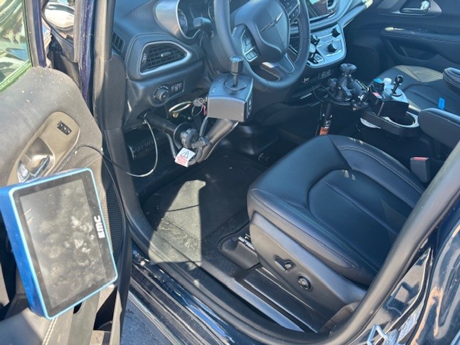 Used 2025 Chrysler Pacifica Select - BraunAbility Side Entry Entry Fold Out Automatic Ramp