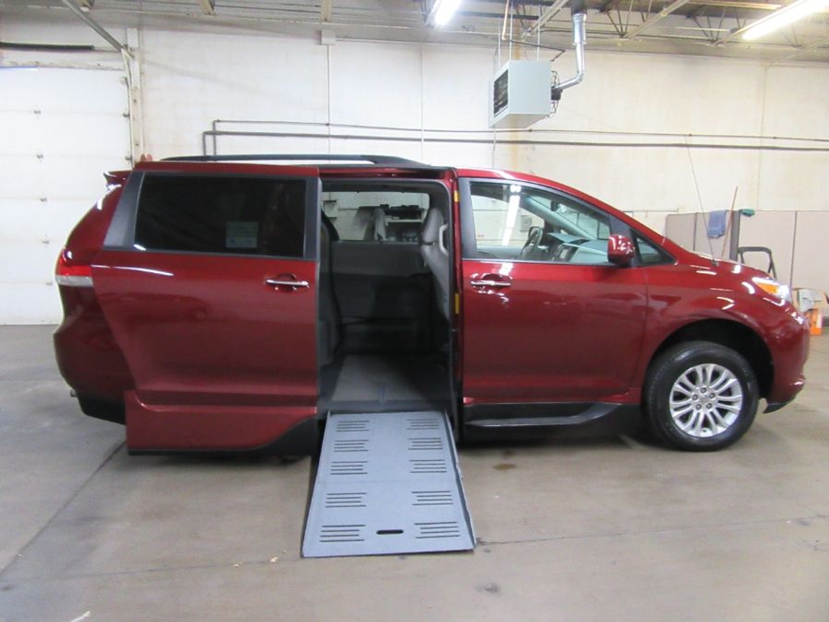 2014 Toyota Sienna XLE's photo