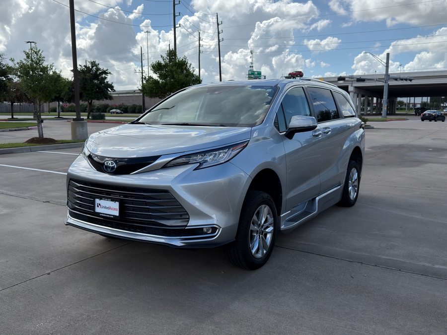 Used 2021 Toyota Sienna Hybrid Limited - BraunAbility Side Entry Fold Out Automatic Ramp