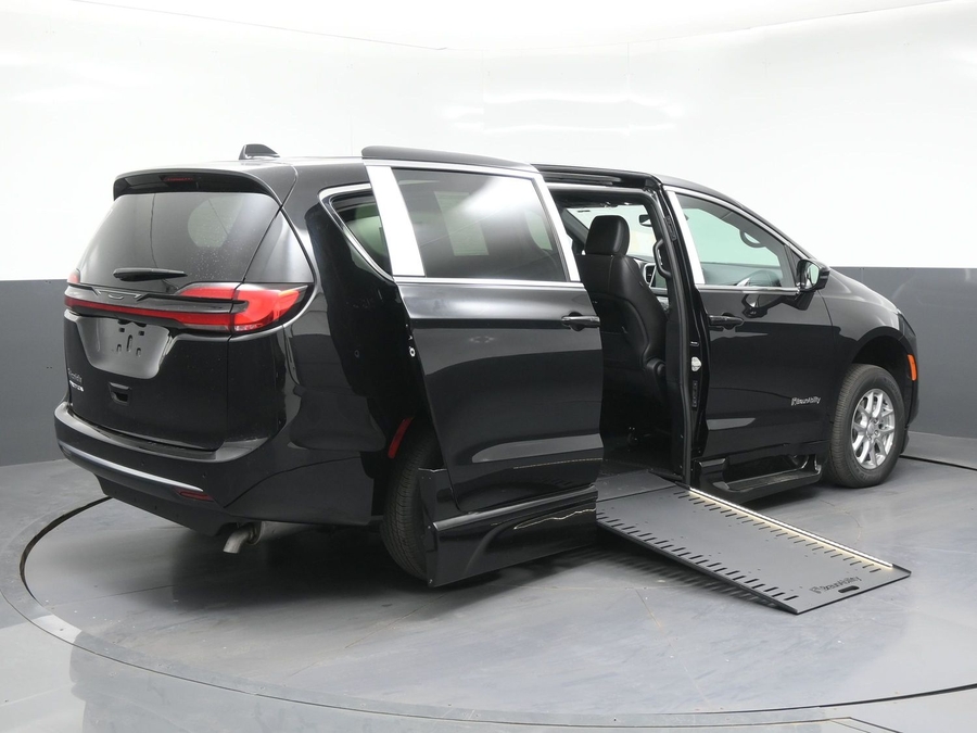 Black Chrysler Pacifica image number 6