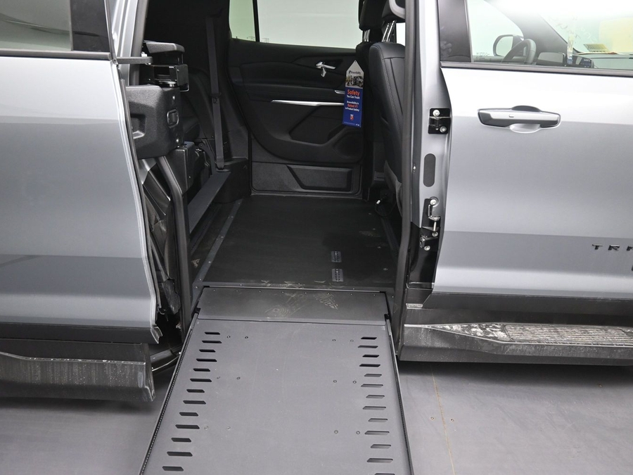 New 2026 Chevrolet Traverse 1LT Midnight Edition - BraunAbility Side Entry Entry In Floor Automatic Ramp