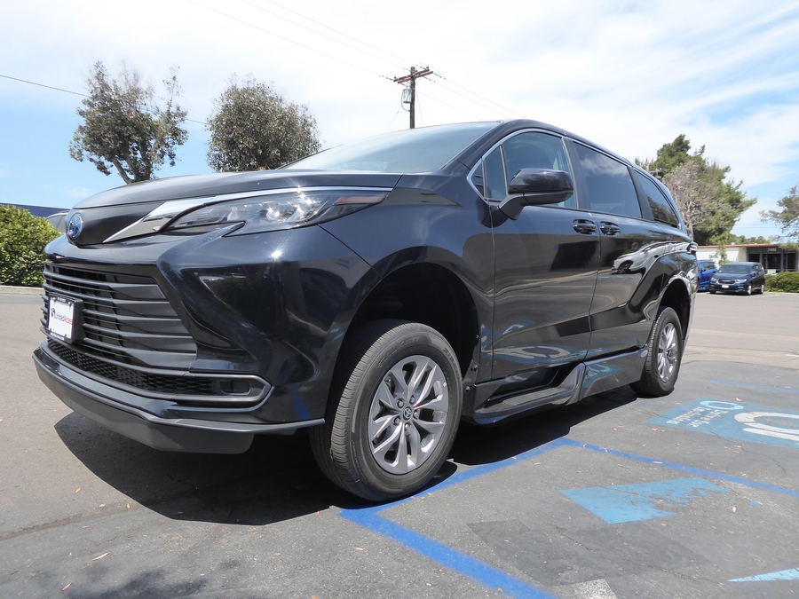 Used 2024 Toyota Sienna Hybrid LE Base - BraunAbility Side Entry Fold Out Automatic Ramp
