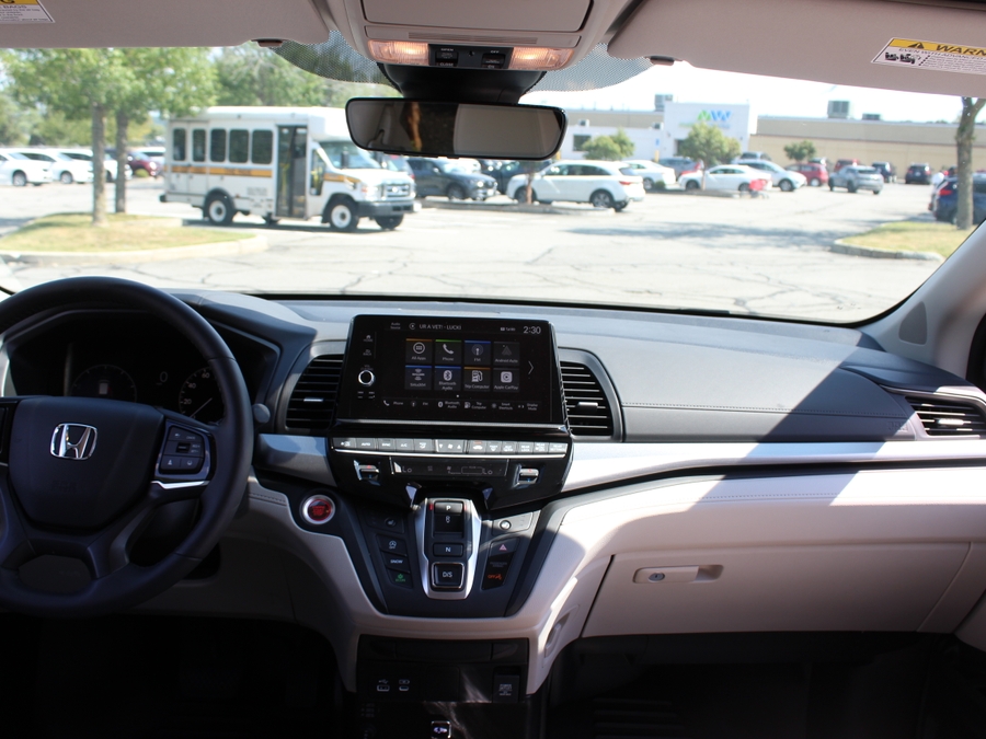 White Honda Odyssey image number 8