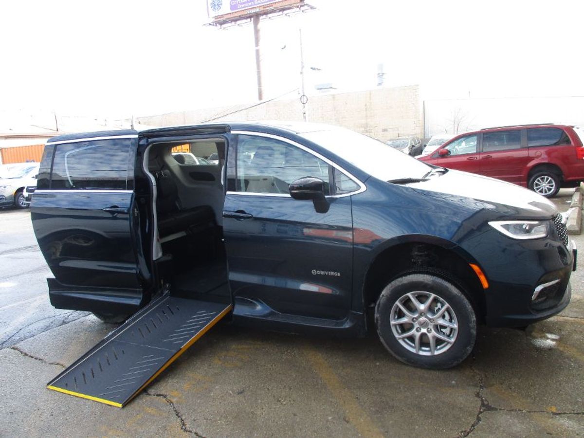 2024 Chrysler Pacifica Touring L's photo