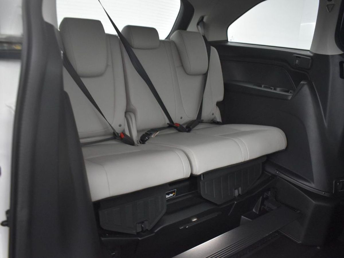 White Honda Odyssey image number 9