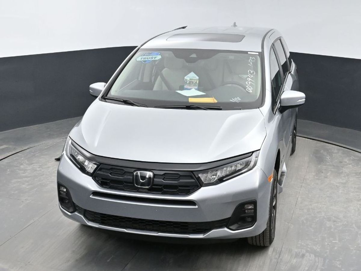 Silver Honda Odyssey image number 23