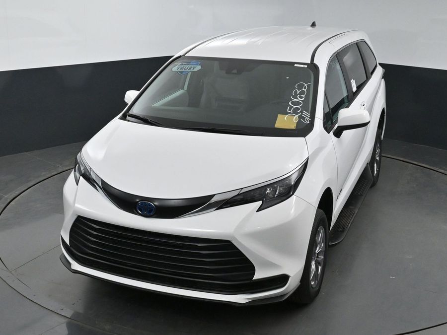 New 2025 Toyota Sienna Hybrid LE 8-Passenger - BraunAbility Commercial Rear Entry Entry Fold Out Manual Ramp