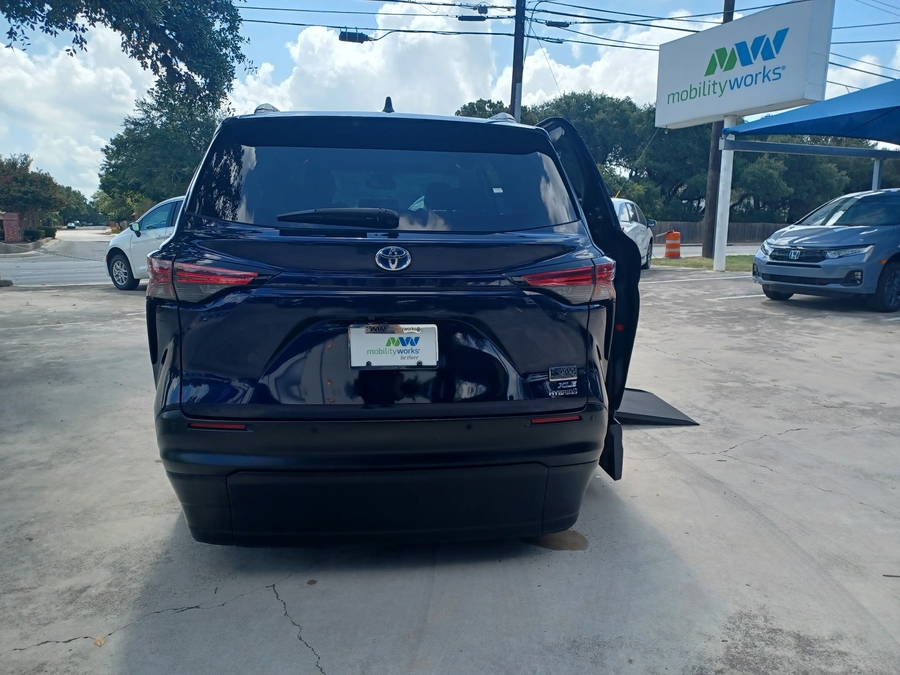 Blue Toyota Sienna image number 8