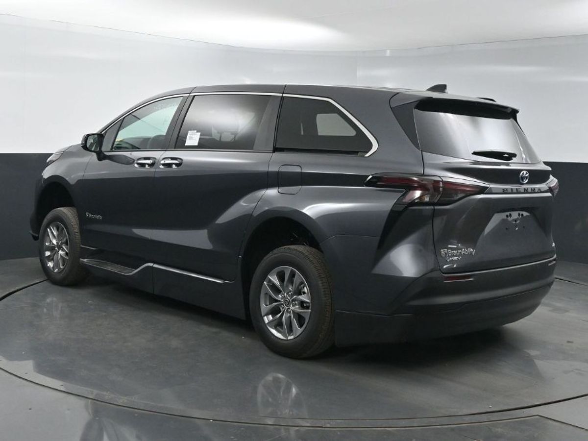 Grey Toyota Sienna image number 4